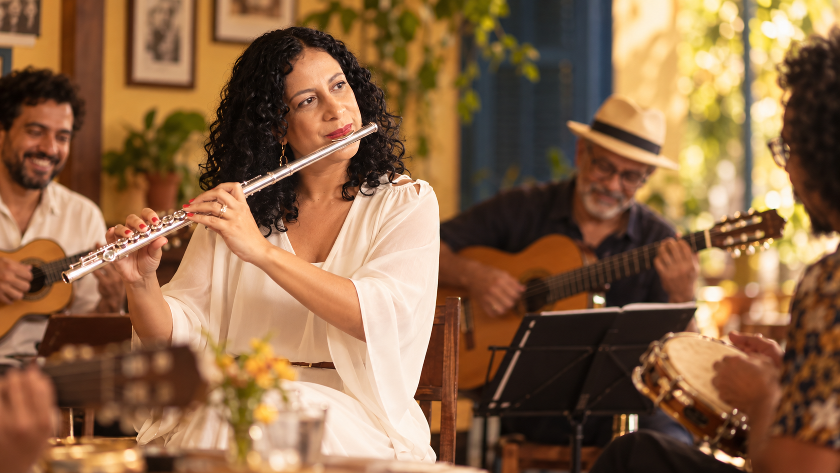 Roda de choro íntima com Cecília Ramos tocando flauta junto a outros músicos